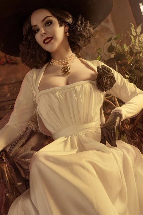 俄美女Cos《生化危机8》八尺夫人：完美性感好身材