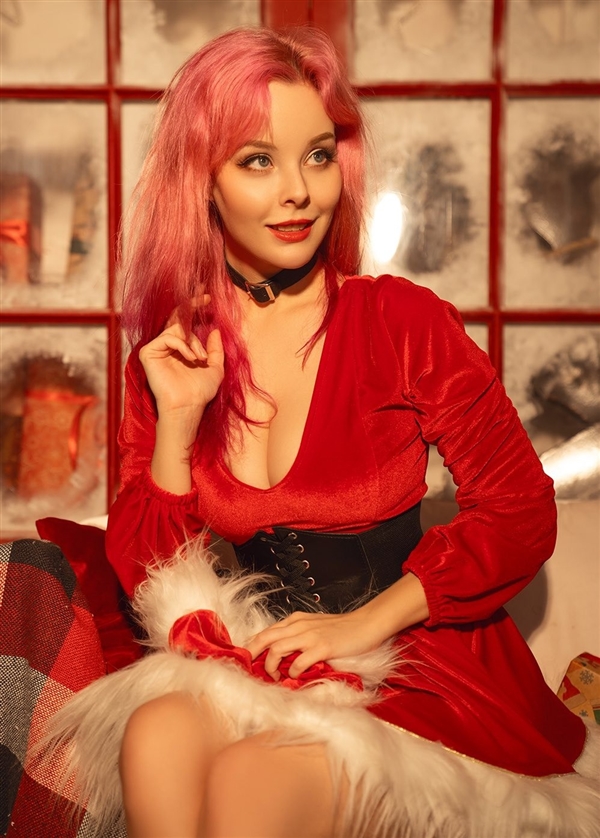 俄美女Cos《生化危机8》八尺夫人：完美性感好身材