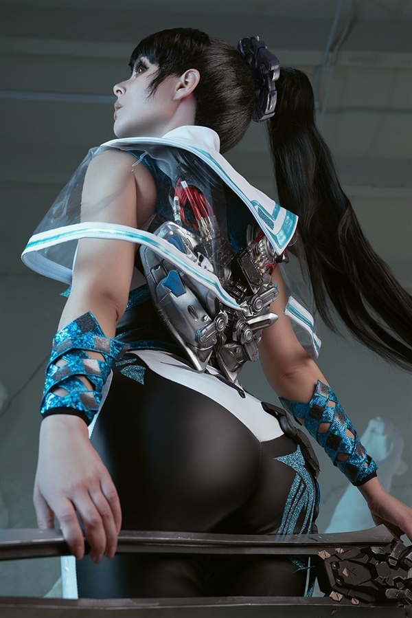 俄美女Cos《生化危机8》八尺夫人：完美性感好身材