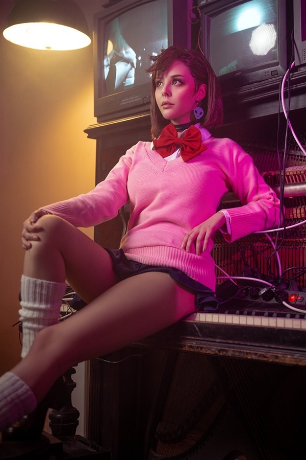 俄美女Cos《生化危机8》八尺夫人：完美性感好身材