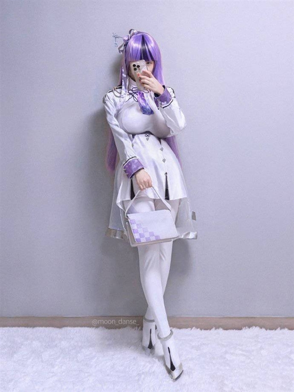 《妮姬》美术组成员Cos美图 身材和服装完美还原