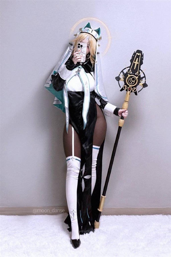 《妮姬》美术组成员Cos美图 身材和服装完美还原