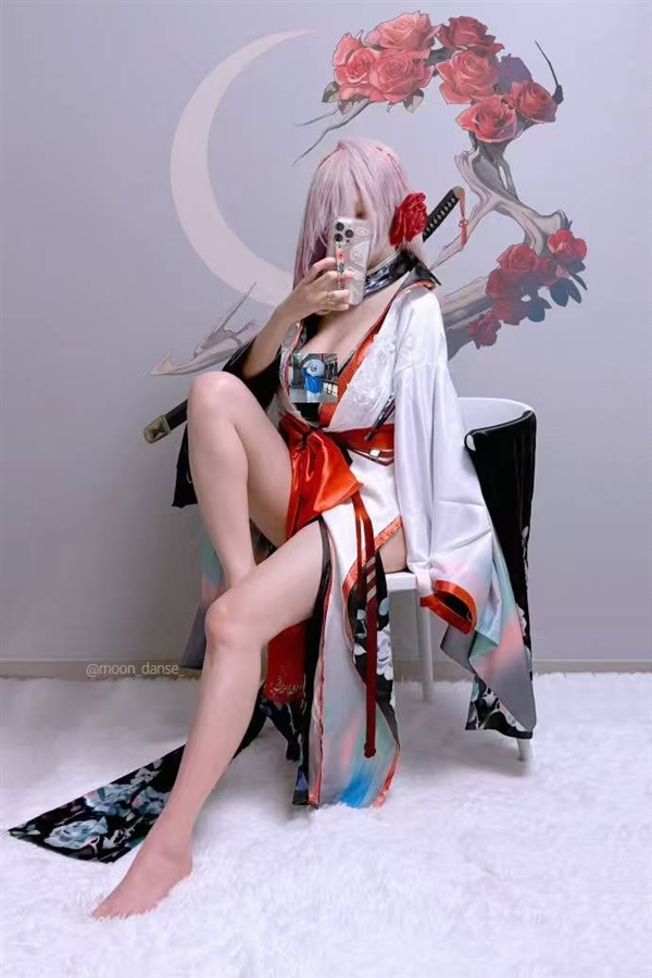 《妮姬》美术组成员Cos美图 身材和服装完美还原