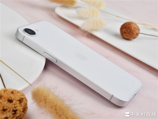 两款手机差距到底有多大 iPhone 16/iPhone 16e对比实测