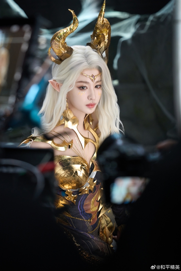 王楚然COS龙族女王：手持骨节鞭 霸气与优雅并存