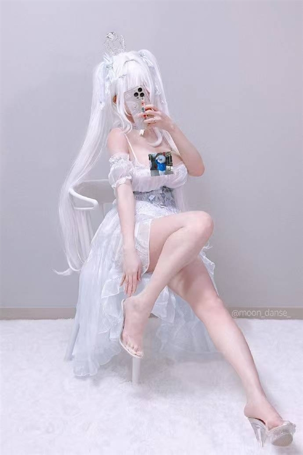 《妮姬》美术组成员Cos美图 身材和服装完美还原