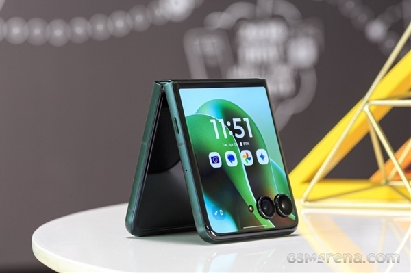 联想moto razr 60系列下周发布：全系标配钛合金转轴！支持80万次自由折叠