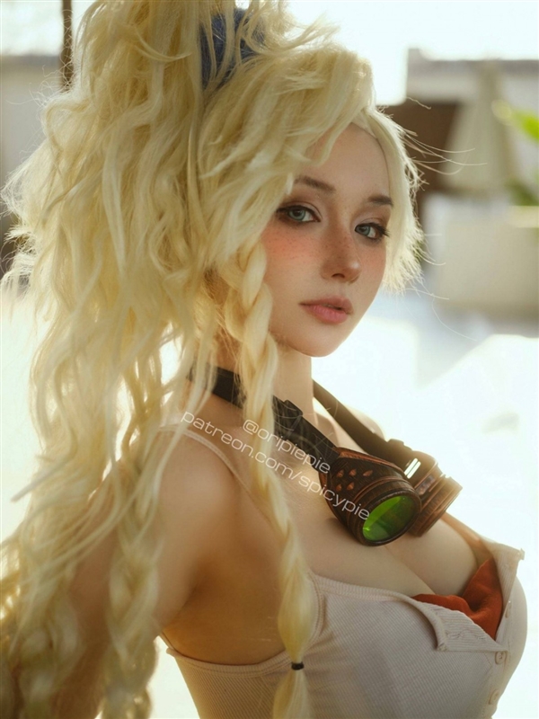 《怪物猎人：荒野》阿尔玛Cos美图：眼镜娘胸怀宽广