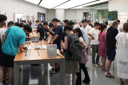 华为Pura 80系列被疯抢 一女生成为首批购机用户：很开心很激动