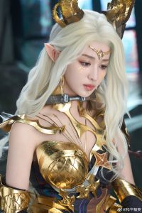 王楚然COS龙族女王：手持骨节鞭 霸气与优雅并存